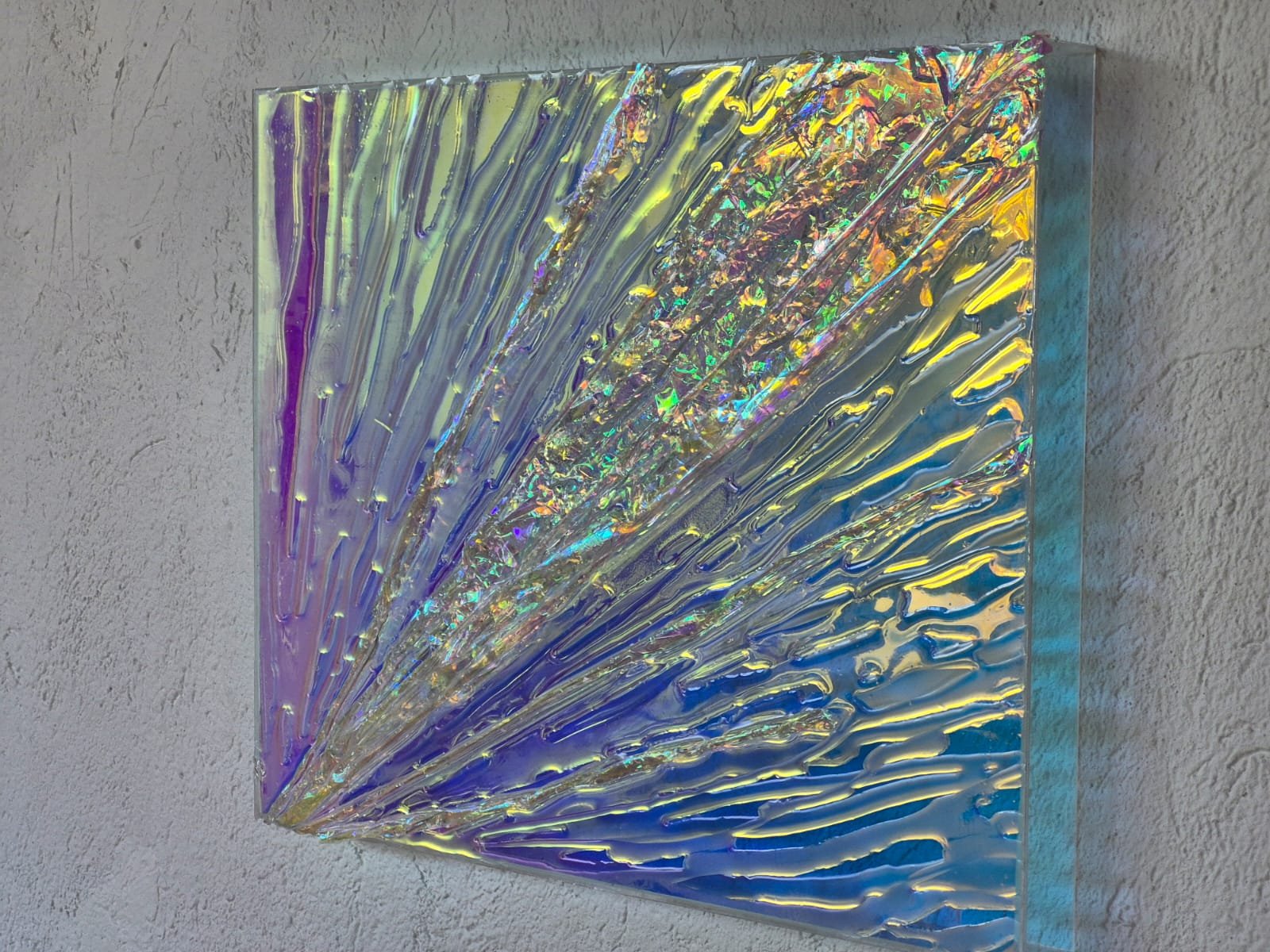 Obra de arte cuadrada iridiscente con patrón radial — proyecto Resina, por Cristóbal Peña y Lillo, en Mendoza